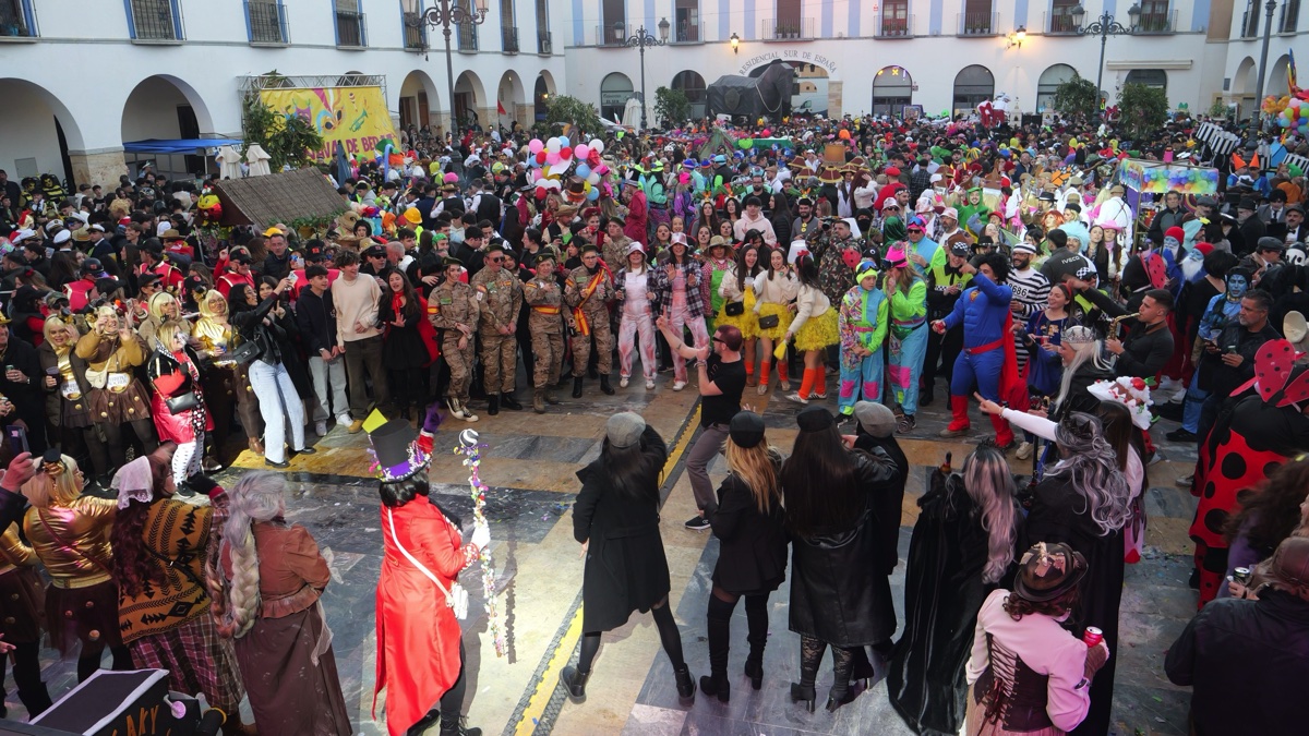 La Plaza Porticada se llena hasta la bandera en el gran Carnaval de Berja 2026